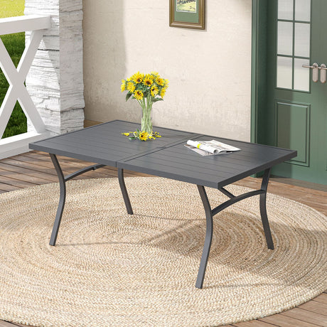 Vicllax Mesa de comedor de exterior para 6 personas, mesa de listones de acero curvado de metal para patio con orificio para sombrilla